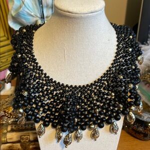 VINTAG and OUTSTANDING Elegant Black Beaded Necklace with Silver Accents